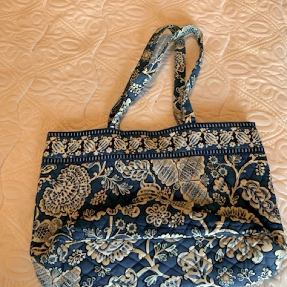 Vera Bradley blue paisley tote in Blue lagoon retired pattern, preowned - Picture 4 of 7